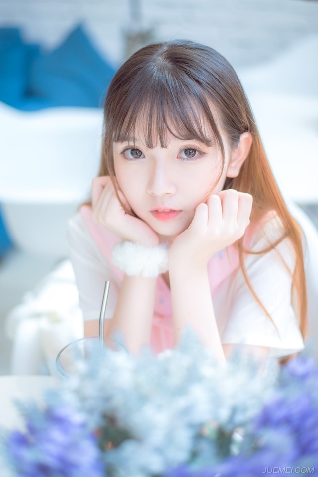 一个喜欢你的人，不会总让你做什么。而是会想着替你做点什么，取悦你才是种喜欢;一个在乎你的人，不会轻易惹你生气，而是害怕失去你，心怀恐惧才是种在乎。爱是付出，被爱是得到。你得到的多，那他是爱你的。你付出得多，那很可能只是单恋而已。不必一味讨好别人，不管走在何处，都不要迷失自己。